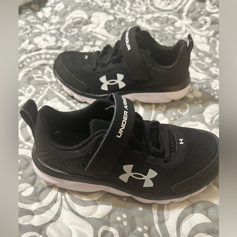 Under Armour Boys Shoes Size 11! Black and White. Almost New
